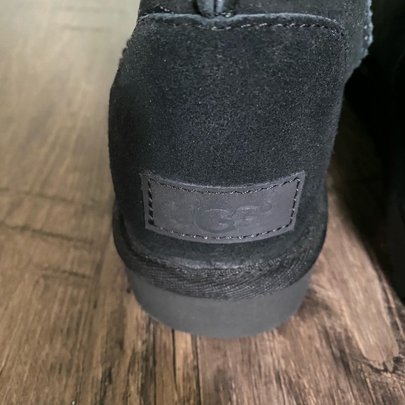 UGG Women’s Classic Short Black Boot Size 6 - Picture 3 of 7